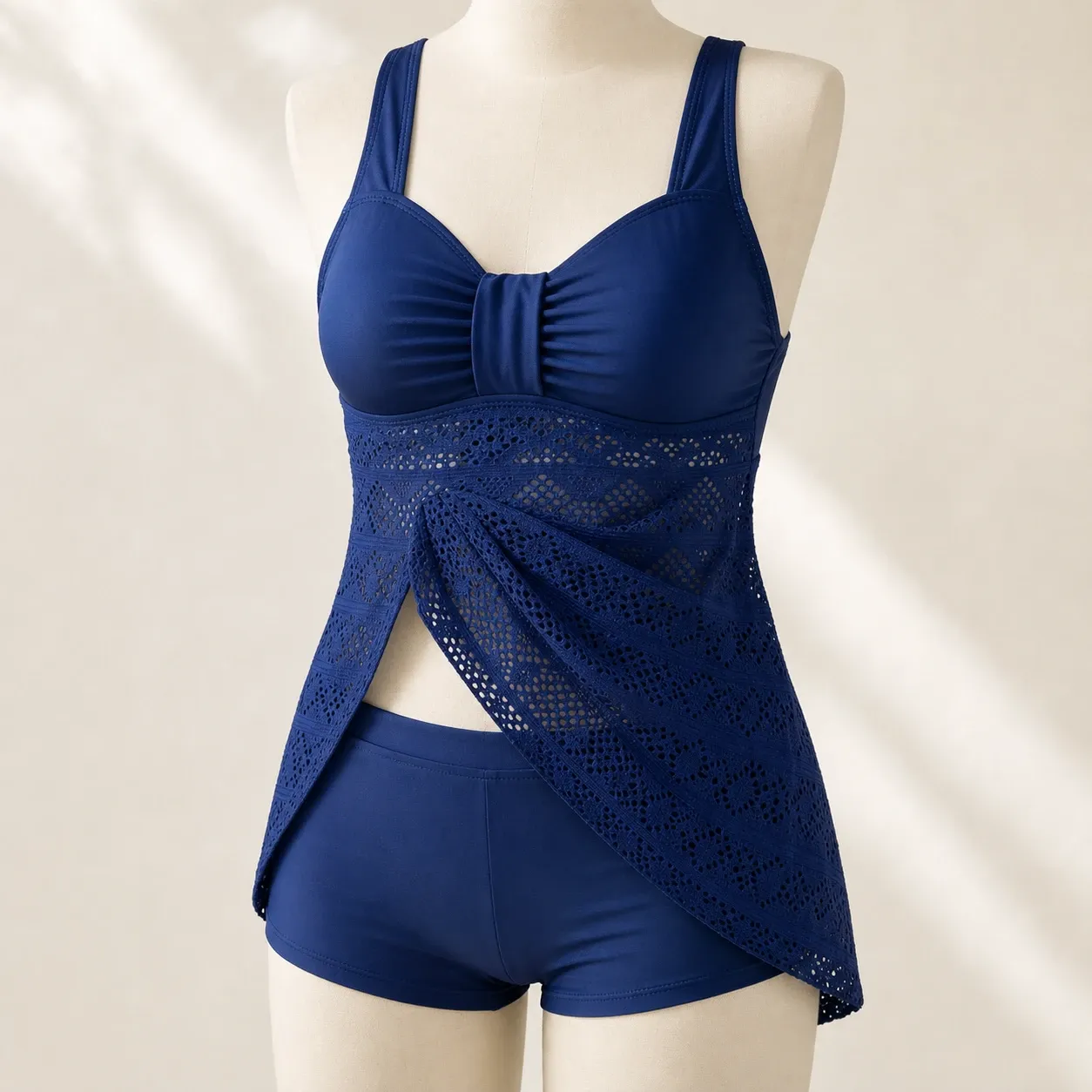 Tankini bleu avec maintien intégré et shorty — eau